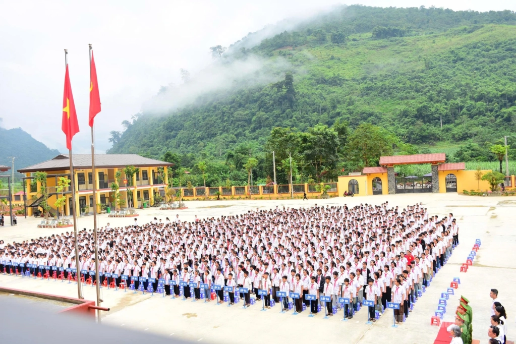 Các em học sinh trong buổi sáng thứ hai.
