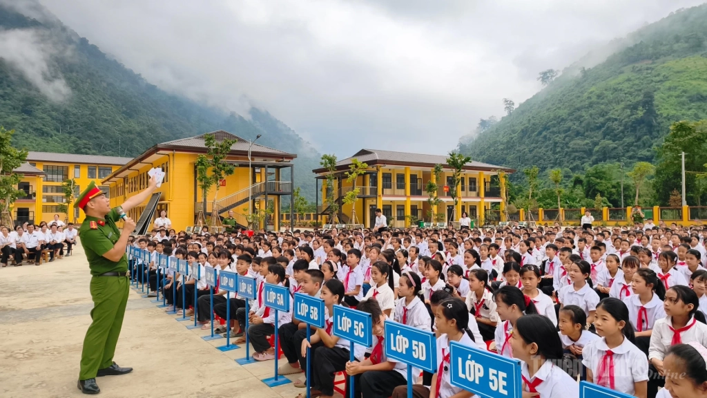Một buổi tuyên truyền, tìm hiểu pháp luật cho các em học sinh.
