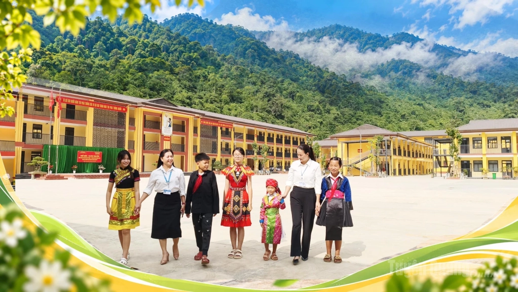 Cô và trò rạng rỡ dạo bước giữa khoảng sân ngôi trường nội trú khang trang, hiện đại giữa núi rừng biên cương.