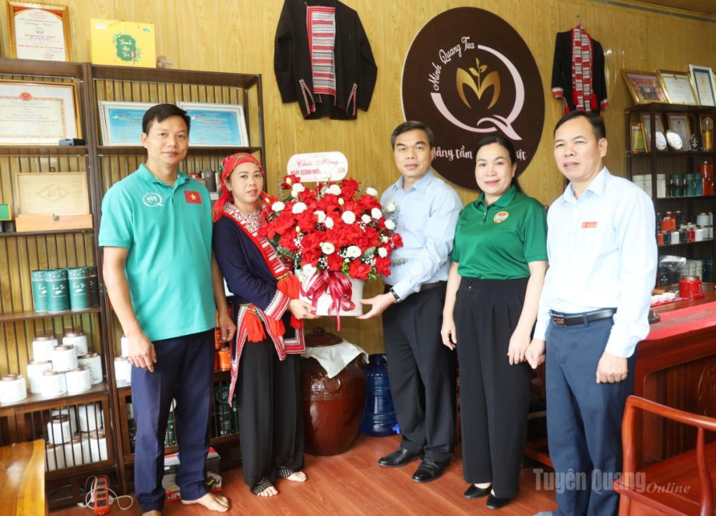 Phó Bí thư Tỉnh ủy, Chủ tịch Ủy ban MTTQ tỉnh Ma Thế Hồng tặng hoa chúc mừng Ngày Doanh nhân Việt Nam cho HTX Chế biến chè Minh Quang.