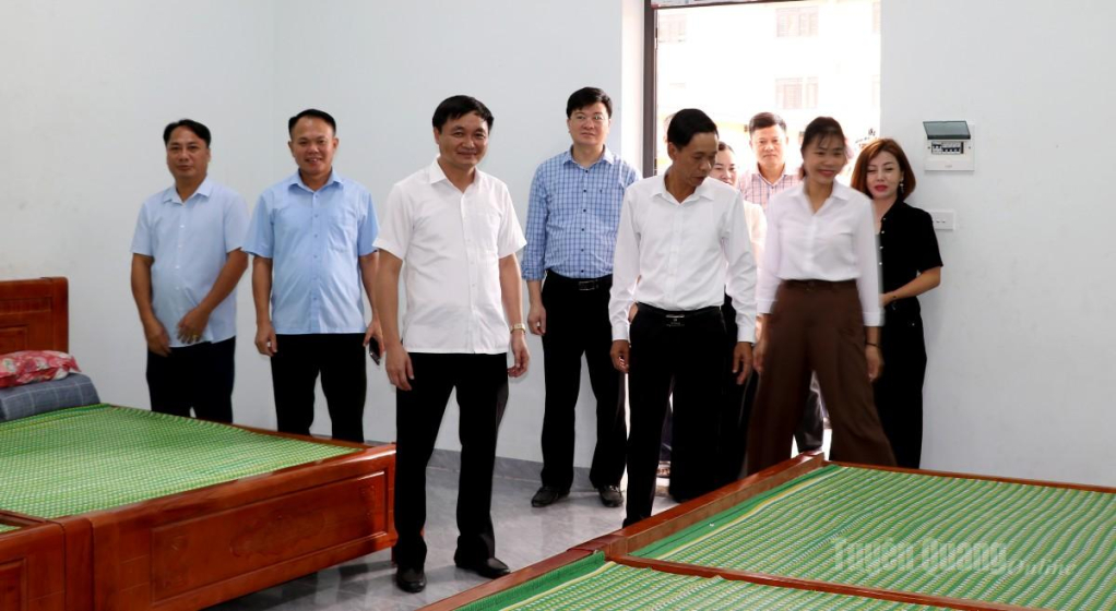 Phó Chủ tịch UBND tỉnh Đỗ Anh Tuấn kiểm tra phòng ở nội trú của học sinh.