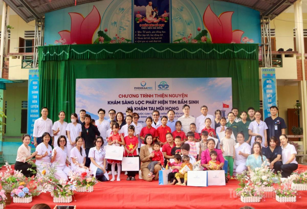 Các đại biểu trao quà cho các em học sinh.