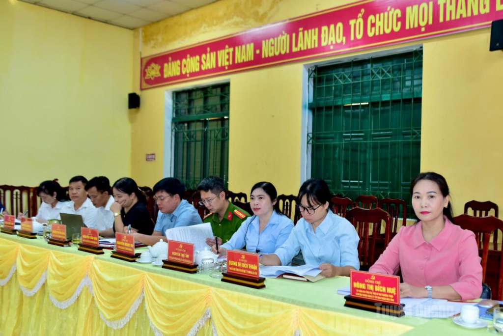 Đồng chí Phó Bí thư Thường trực chuyên trách Đảng ủy UBND tỉnh Nông Thị Bích Huệ dự, chỉ đạo Hội nghị BCH Đảng bộ xã Thái Sơn lần thứ 8.