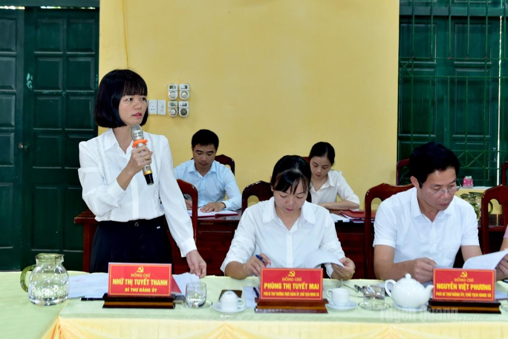 Bí thư Đảng uỷ xã Thái Sơn Nhữ Thị Tuyết Thanh chủ trì, điều hành thảo luận tại hội nghị.
