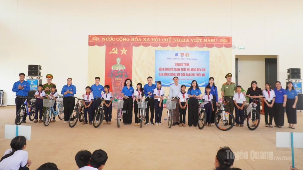 Lãnh đạo Tỉnh đoàn Tuyên Quang và đại biểu tặng xe đạp cho thiếu nhi học sinh hoàn cảnh khó khăn tại xã Thuận An.