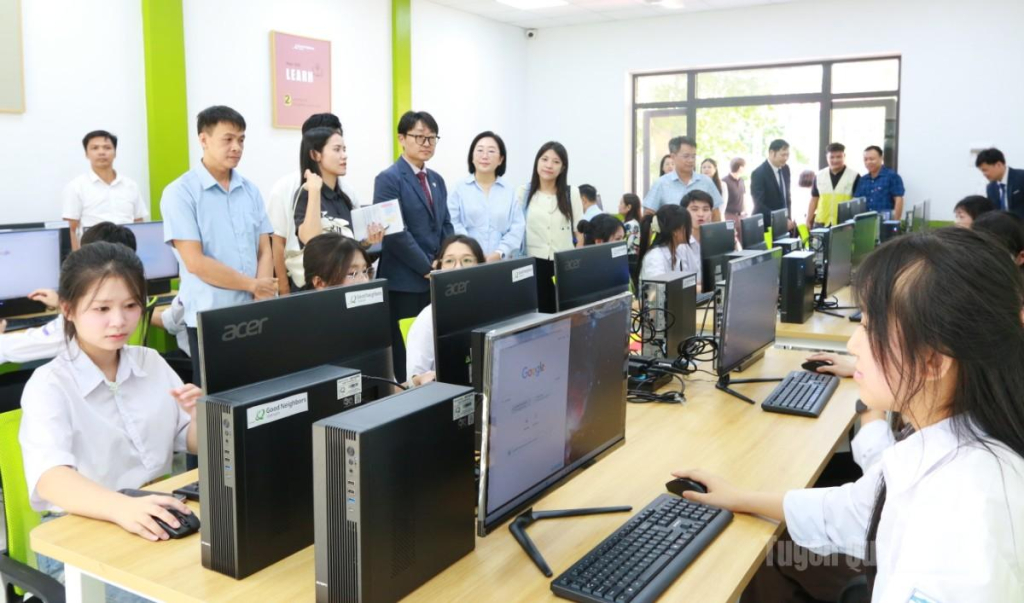 Đại biểu tham quan các phòng máy tính tại trung tâm.