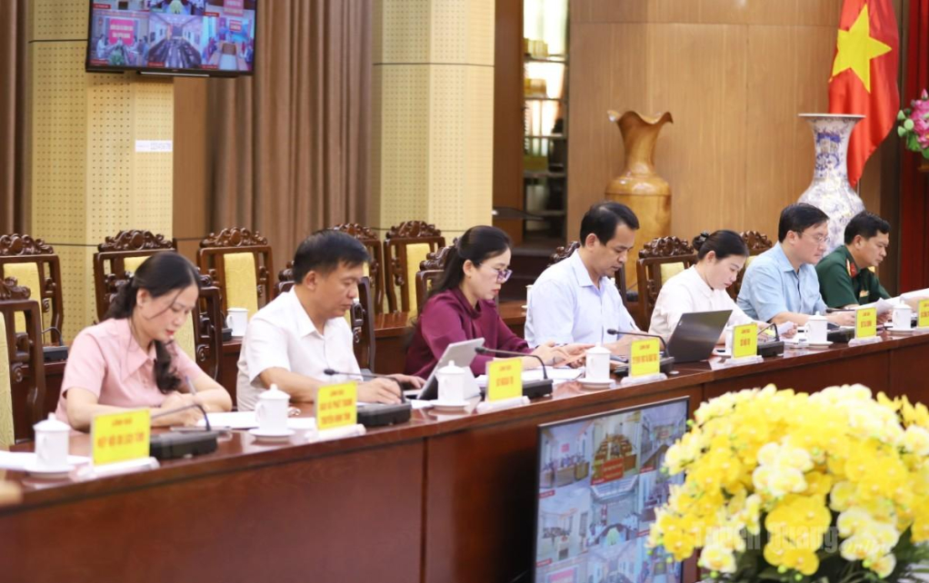 Lãnh đạo các sở, ngành dự buổi làm việc.