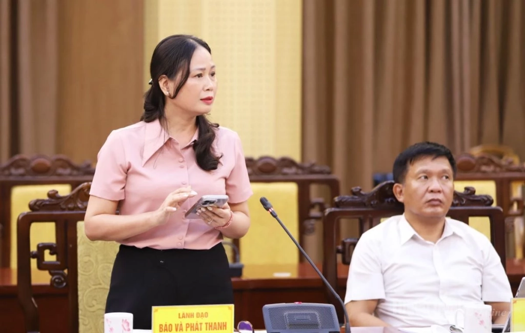 Lãnh đạo Báo và phát thanh, truyền hình tỉnh thảo luận về công tác tuyên truyền phát triển du lịch của tỉnh tại buổi làm việc.