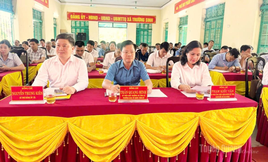 Đồng chí Trần Quang Minh, Uỷ viên Ban Thường vụ Tỉnh uỷ, Trưởng Ban Tổ chức Tỉnh ủy và đại biểu dự hội nghị.