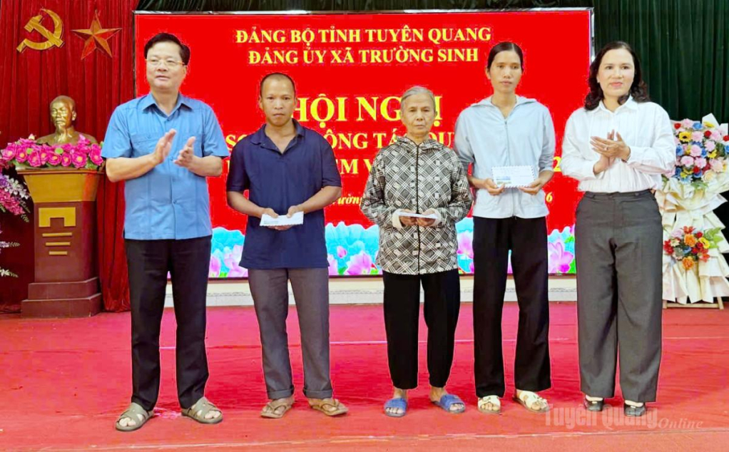 Lãnh đạo Ban Tổ chức Tỉnh ủy  Sở Tài chính trao tặng quà cho gia đình có hoàn cảnh khó khăn.