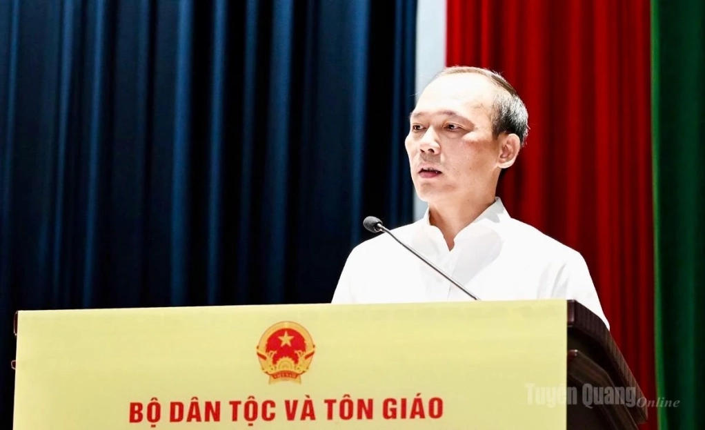 Đồng chí Nguyễn Văn Dưng, Uỷ viên BCH Đảng bộ tỉnh, Giám đốc Sở Dân tộc và Tôn giáo tỉnh Tuyên Quang báo cáo khái quát kết quả thực hiện chính sách dân tộc và chính sách đối với người có uy tín trong đồng bào dân tộc thiểu số và miền núi.