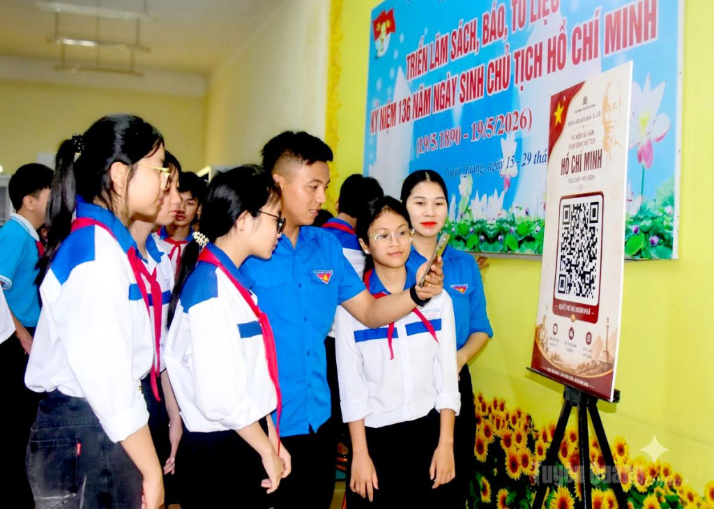 Đoàn viên, thanh niên tra cứu tư liệu về Chủ tịch Hồ Chí Minh tại Thư viện tỉnh, góp phần  bồi đắp lý tưởng cách mạng, giáo dục truyền thống cho thế hệ trẻ.