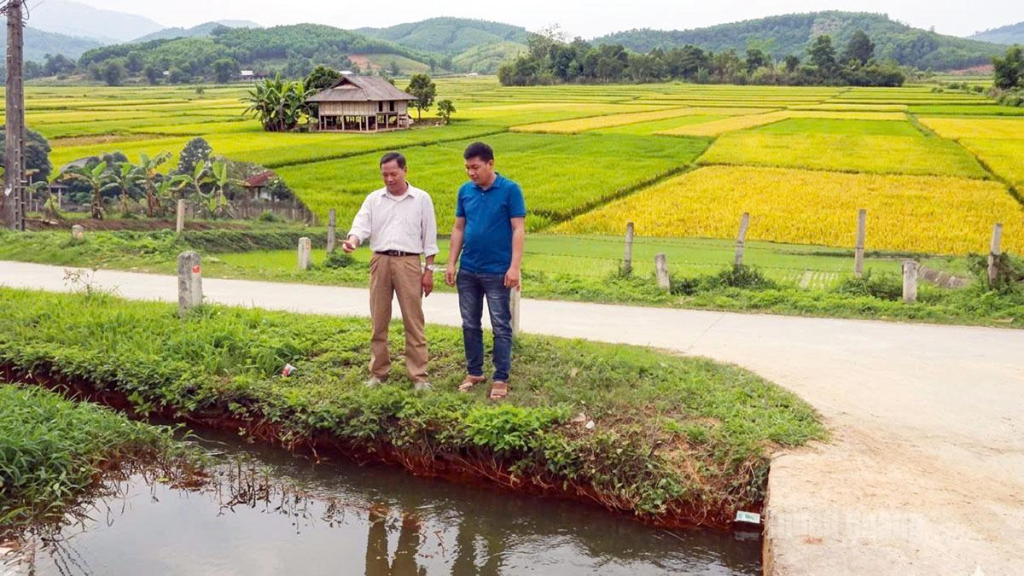 Cán bộ Đội quản lý khai thác công trình thủy lợi khu vực 1 kiểm tra hiệu quả tưới tiêu của hồ thủy lợi Ngòi Là, xã Yên Sơn.