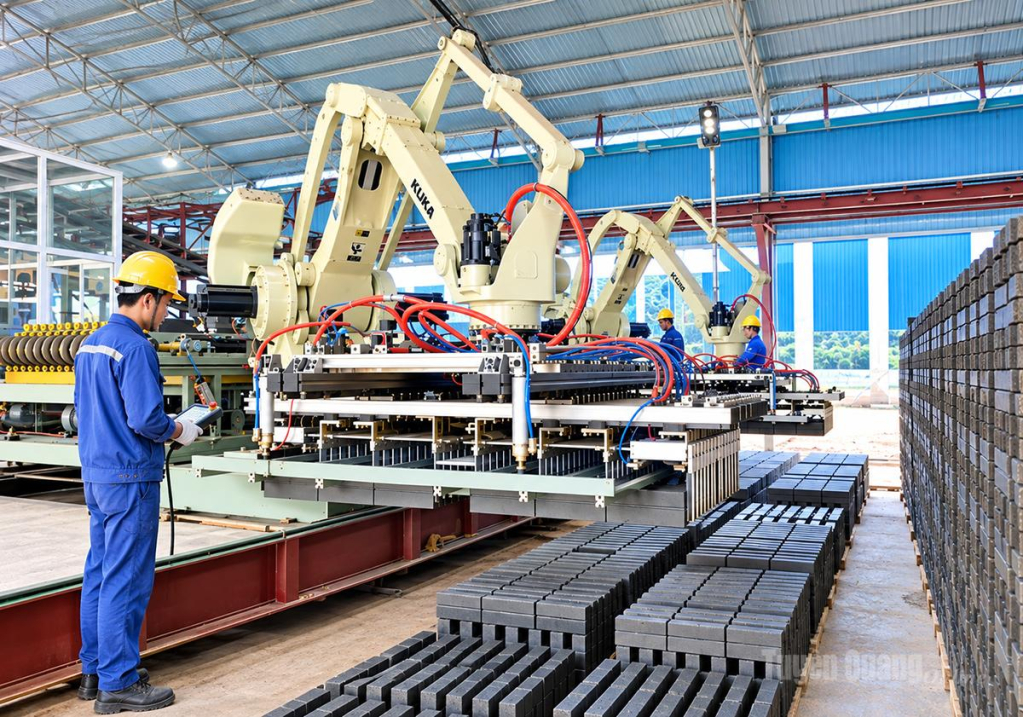 Công ty cổ phần Gạch Tuynel Viên Châu dùng cánh tay robot gắp gạch.