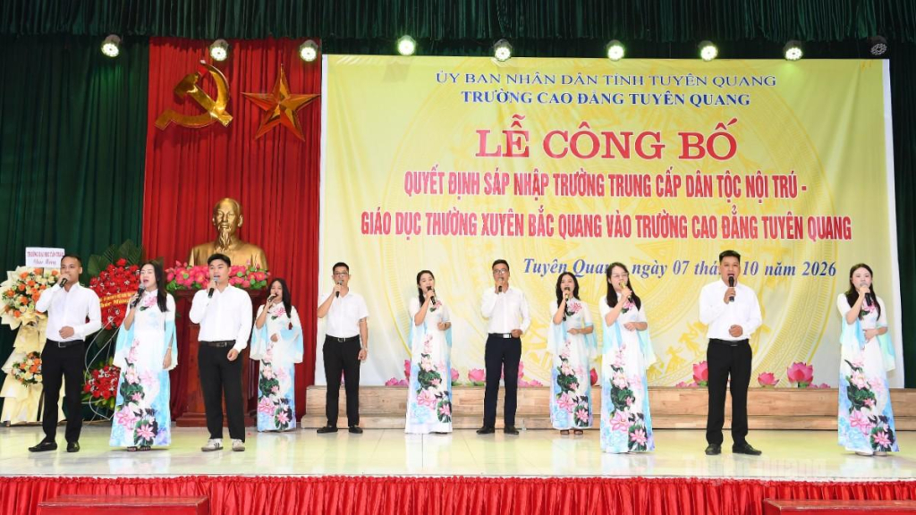 Văn nghệ chào mừng tại buổi lễ.