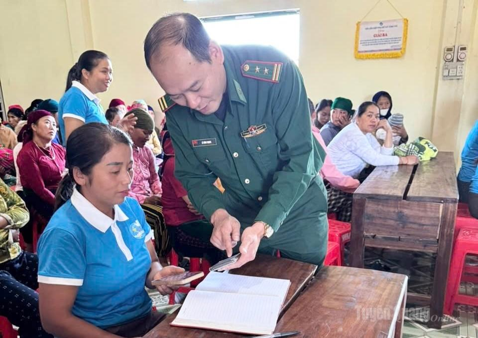 Cán bộ Đồn Biên phòng Tùng Vài hướng dẫn hội viên phụ nữ các biện pháp phòng tránh lừa đảo trên không gian mạng.