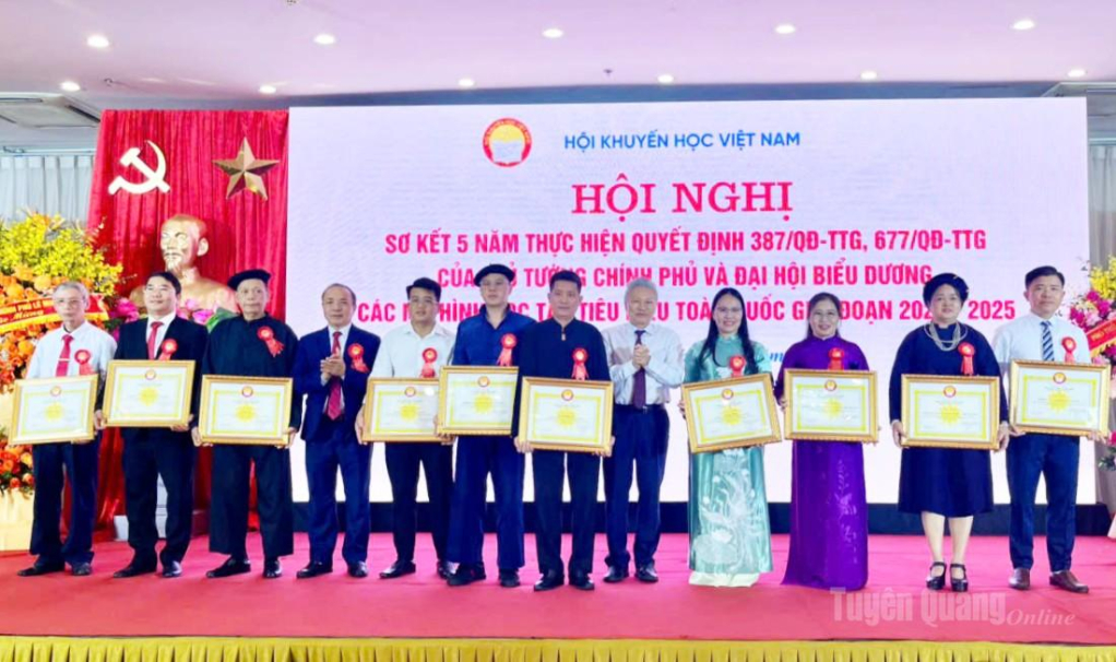 Đại diện các mô hình học tập tiêu biểu của tỉnh nhận Bằng khen của Ban Chấp hành Trung ương Hội Khuyến học Việt Nam.