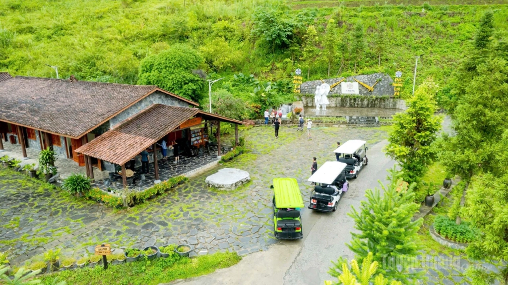 Xe điện đưa du khách tham quan các khu trong khu nghỉ dưỡng H’Mong Vilage.