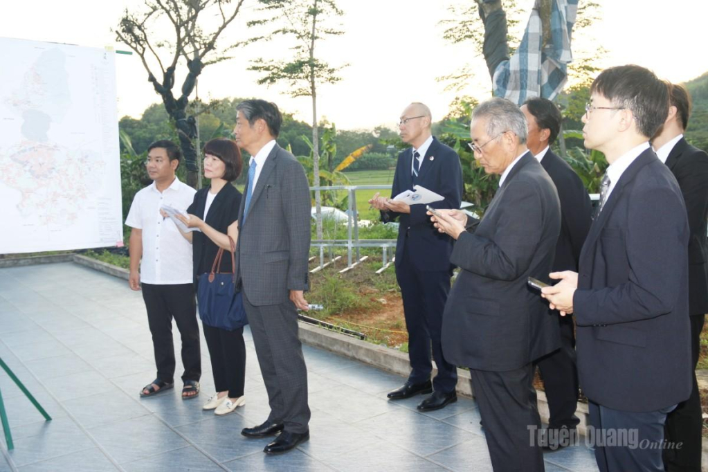 Đại sứ đặc mệnh toàn quyền Nhật Bản tại Hà Nội Ito Naoki cùng đoàn công tác nghe thông tin dự án điện mặt trời Yên Sơn.