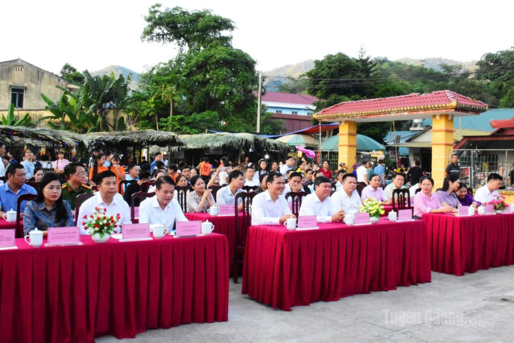 Các đại biểu dự lễ ra mắt.