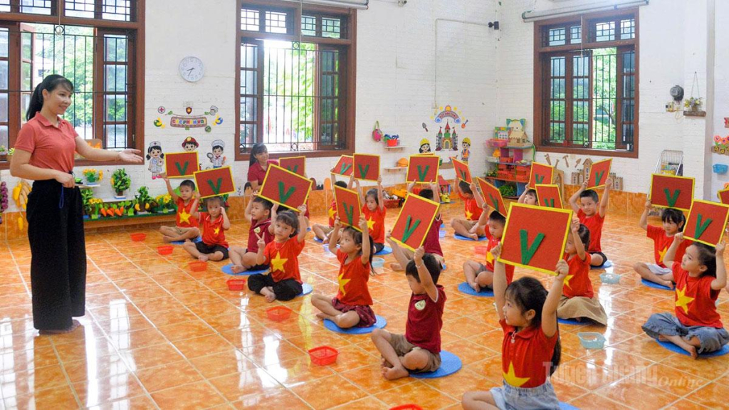 Giáo viên Trường Mầm non Phan Thiết hướng dẫn học sinh lớp 5 tuổi luyện ghép chữ, giúp các em từng bước hình thành nền nếp học tập ngay từ những ngày đầu năm học.