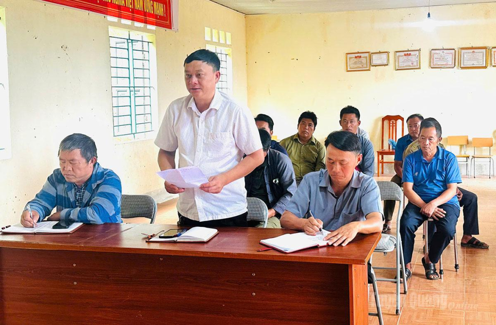 Thường trực Đảng ủy xã Bạch Đích dự sinh hoạt tại chi bộ Phú Lũng. 