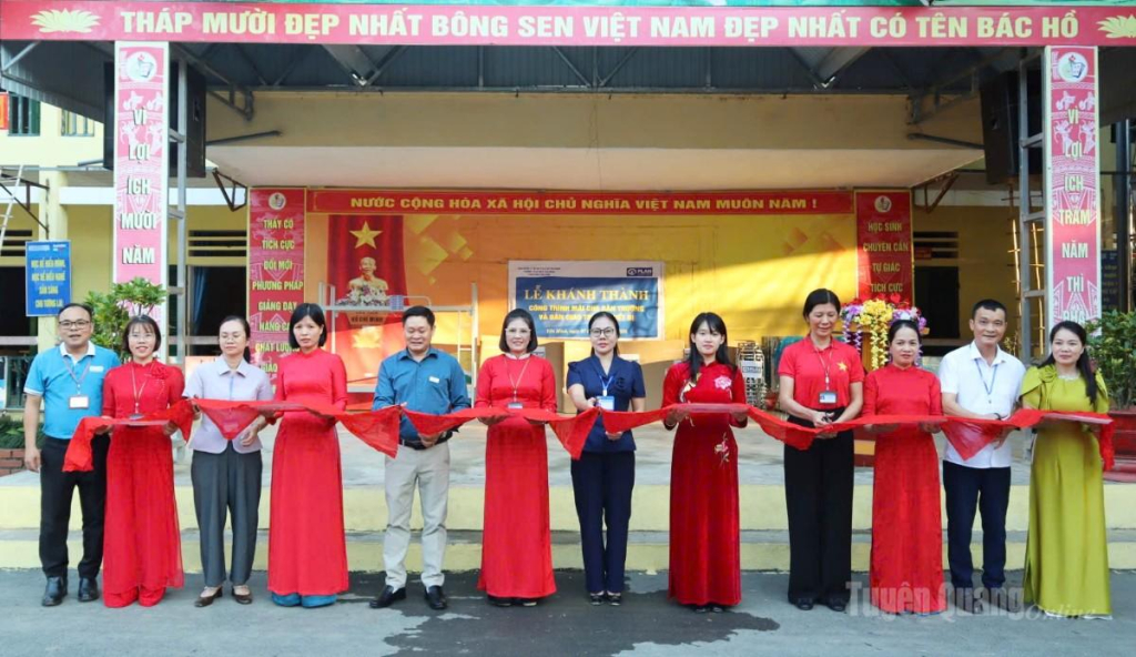 Các đại biểu cắt băng khánh thành công trình mái che sân trường tại Phân hiệu Hữu Vinh.