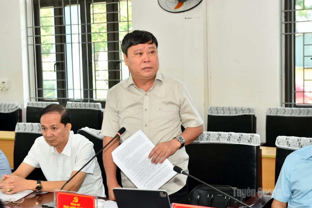Đồng chí Mai Đức Thông, Giám đốc Báo và phát thanh, truyền hình Tuyên Quang phát biểu tại hội nghị.