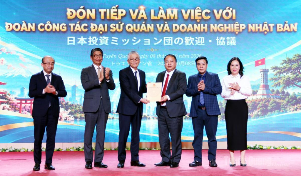 Phó Bí thư Tỉnh ủy, Chủ tịch UBND tỉnh Tuyên Quang trao quyết định chấp thuận chủ trương đầu tư Dự án điện sinh khối cho Công ty TNHH Điện sinh khối Erex Tuyên Quang.