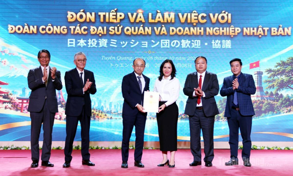 Lãnh đạo Sở Tài chính tỉnh Tuyên Quang trao giấy chứng nhận đăng ký đầu tư cho Công ty TNHH Erex Sakura Biomass Tuyên Quang.