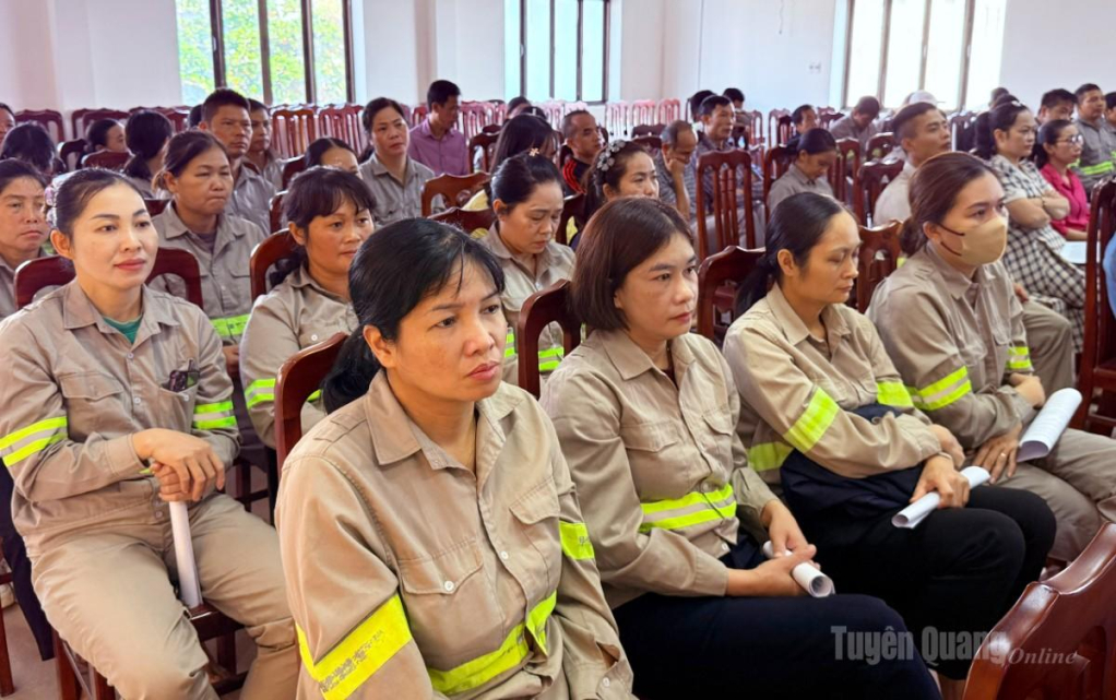 Đoàn viên, công nhân lao động tại Công ty cổ phần Dịch vụ Môi trường và Quản lý Đô thị Tuyên Quang tham dự Hội nghị.