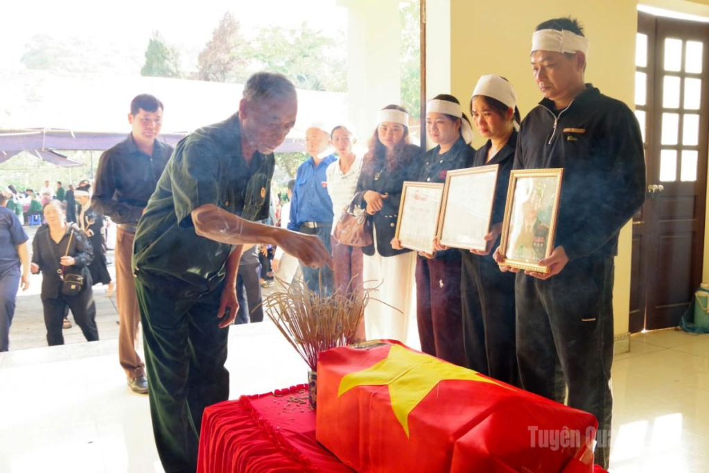 Cựu chiến binh dâng hương tưởng niệm liệt sĩ Ma Đình Thắng.