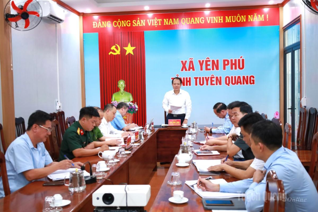 Đồng chí Vân Đình Thảo, Ủy viên Ban Thường vụ Tỉnh ủy, Trưởng Ban Quản lý các Khu công nghiệp và Khu kinh tế tỉnh phát biểu tại hội nghị.