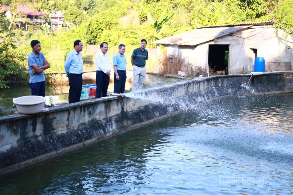 Đồng chí Vân Đình Thảo, Ủy viên Ban Thường vụ Tỉnh ủy, Trưởng Ban Quản lý các khu công nghiệp và khu kinh tế tỉnh tham quan mô hình vườn, ao, chuồng của gia đình anh Dương Thế Công, thôn 1 Minh Phú.