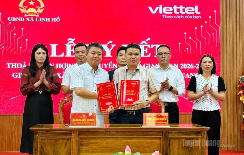 Đại diện xã Linh Hồ và Viettel Tuyên Quang ký kết.