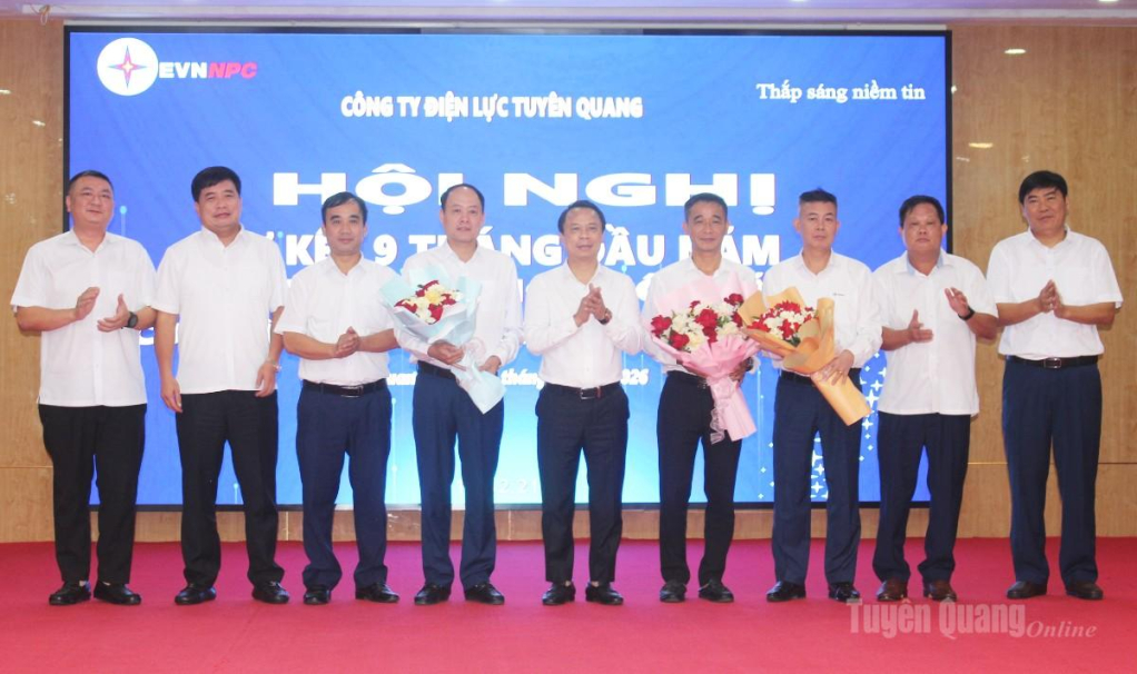 Lãnh đạo Công ty Điện lực Tuyên Quang khen thưởng các tập thể có thành tích tốt trong thực hiện chỉ tiêu kế hoạch quý III.