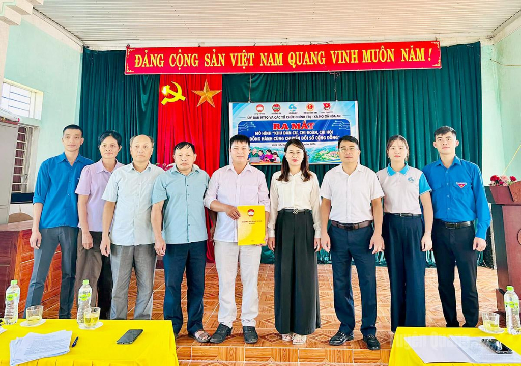 Các thành viên mô hình “Khu dân cư, chi đoàn, chi hội đồng hành cùng chuyển đổi số cộng đồng” thôn Chắng Thượng ra mắt tại chương trình.