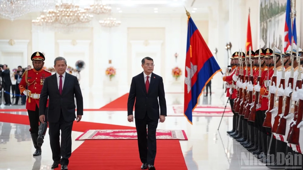 Thủ tướng Chính phủ Lê Minh Hưng và Thủ tướng Campuchia Hun Manet duyệt đội danh dự Quân đội Hoàng gia Campuchia. (Ảnh: ĐINH TRƯỜNG)