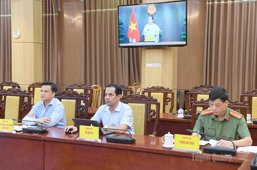 Lãnh đạo các sở, ngành của tỉnh dự hội nghị.