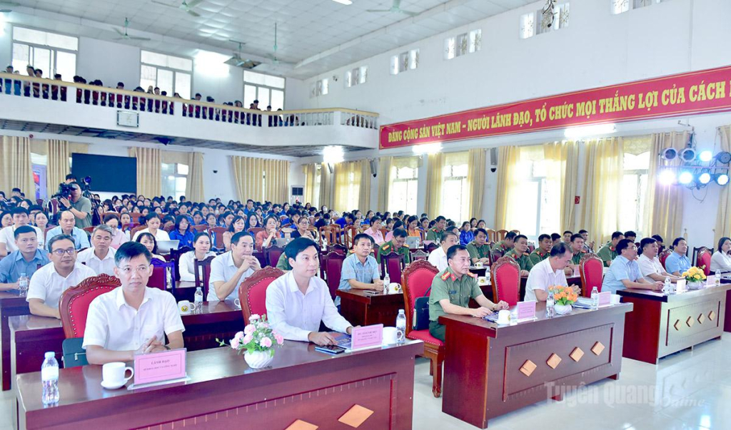 Các đại biểu dự lễ phát động hưởng ứng Chiến dịch “Không một mình” năm 2026.