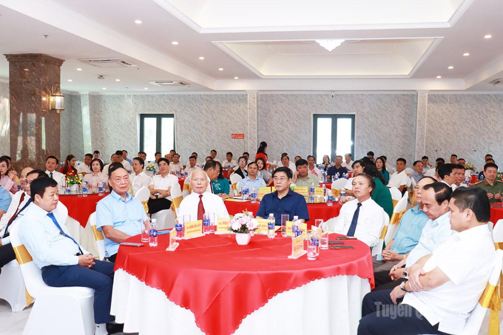 Các đại biểu dự chương trình kỷ niệm.