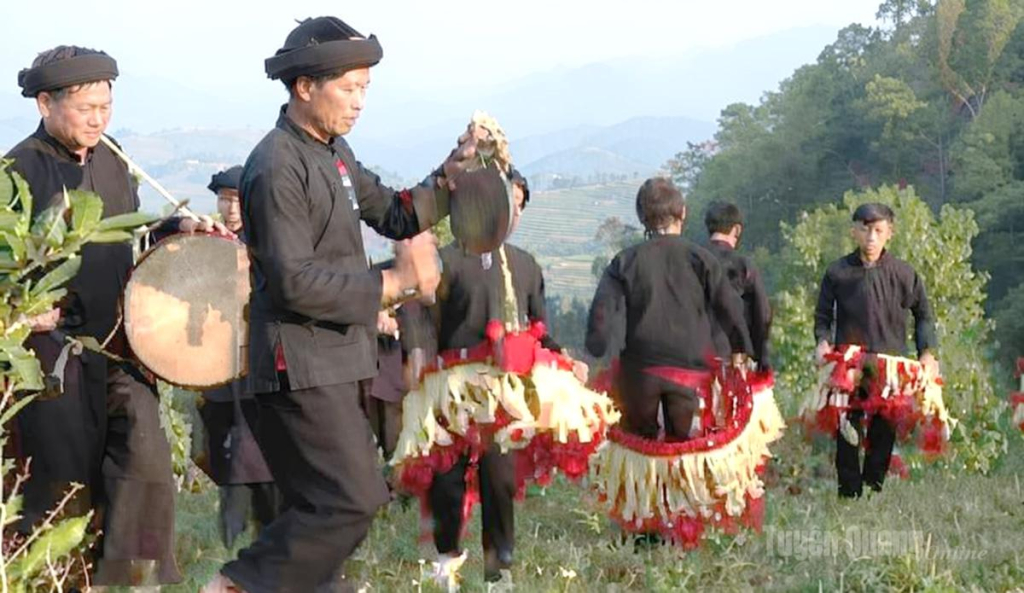  Múa ngựa giấy gắn bó với các  nghi lễ truyền thống, đời sống tinh thần của đồng bào Nùng ở xã Pà Vầy Sủ.