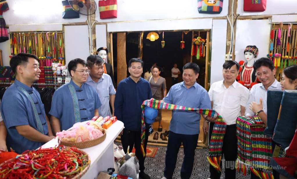 Các đại biểu tham quan gian hàng giới thiệu sản phẩm của địa phương.