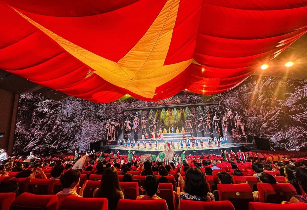 Đông đảo khán giả xem  chương trình nghệ thuật thực cảnh “Đất nước thiên hùng ca”.