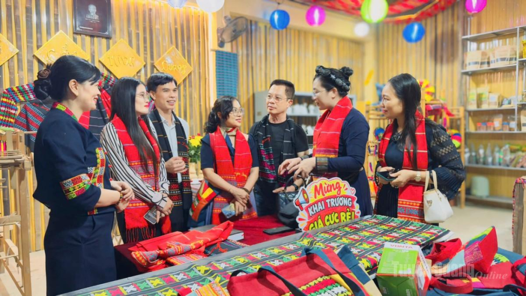 Đại biểu tham quan gian hàng trưng bày sản phẩm địa phương.