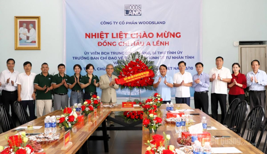 Đồng chí Bí thư Tỉnh ủy Hầu A Lềnh và các đồng chí lãnh đạo tỉnh tặng hoa chúc mừng Công ty Cổ phần Woodsland.