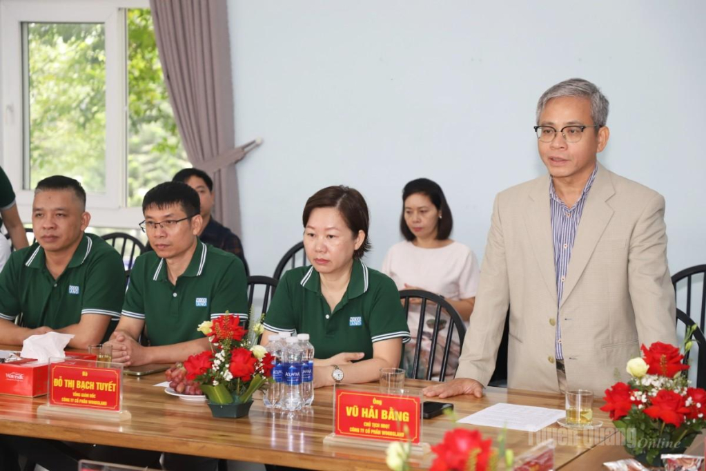 Lãnh đạo Công ty Cổ phần Woodsland Tuyên Quang phát biểu tại buổi làm việc.