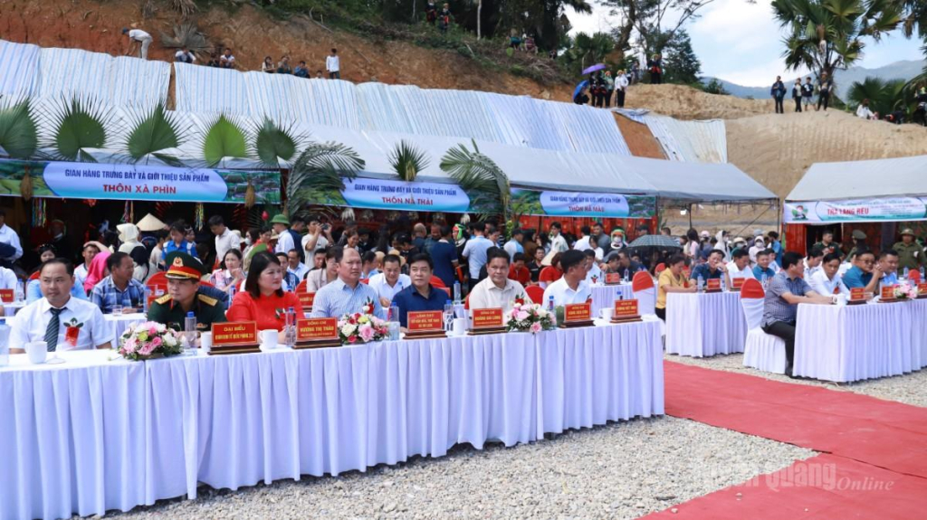 Các đại biểu dự lễ hội.