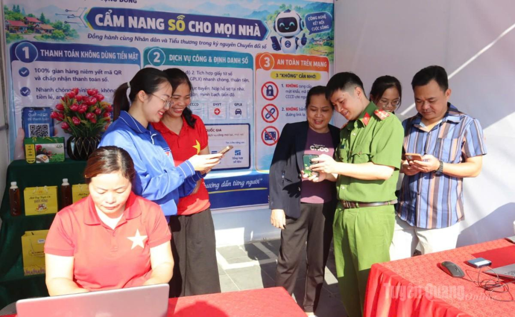 Các Tổ công nghệ số cộng đồng xã Yên Minh hướng dẫn người dân khai thác các tiện ích số.