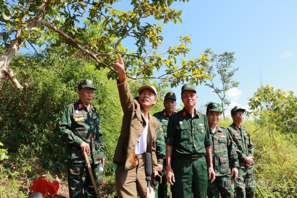 Đoàn cựu chiến binh Mặt trận Vị Xuyên - Hà Tuyên MB84 cung cấp thông tin tại khu vực điểm cao 1030.